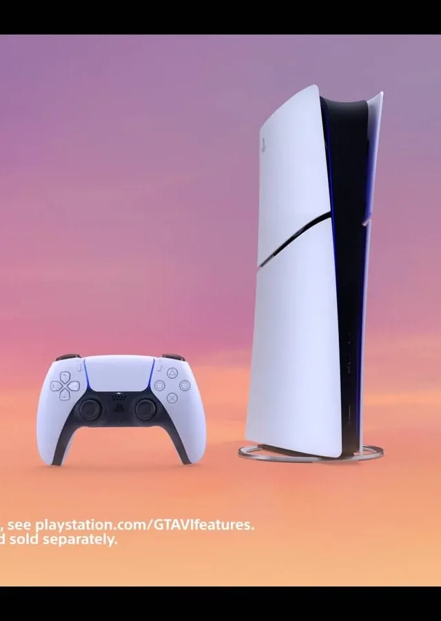 Белая PS5 и геймпад DualSense на розовом фоне из рекламы PlayStation в начале трейлера